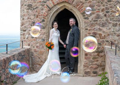 Brautpaar mit Seifenblasen